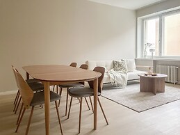 Central 1BR next to the park