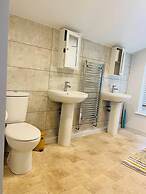 Stunning 2-bed House in Chatham