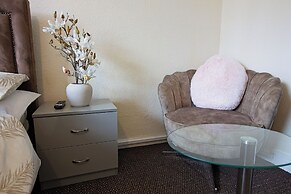 Stylish Five Star Rated Apartment