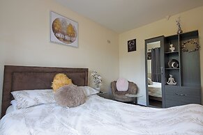 Stylish Five Star Rated Apartment
