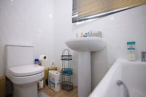Stylish Five Star Rated Apartment