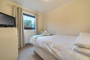 4 Bed House - Sleeps 9 - Hottub - Parking