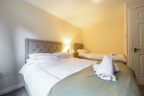 4 Bed House - Sleeps 9 - Hottub - Parking