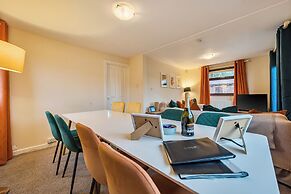 4 Bed House - Sleeps 9 - Hottub - Parking