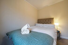 4 Bed House - Sleeps 9 - Hottub - Parking