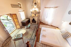 Arte Lindos Suites