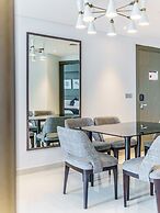 Stunning 2BR with Balcony-Canal View