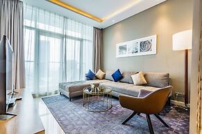 Stunning 2BR with Balcony-Canal View