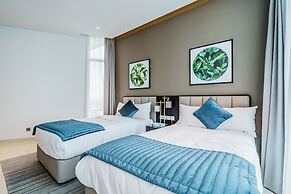 Stunning 2BR with Balcony-Canal View
