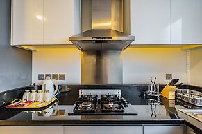 Stunning 2BR with Balcony-Canal View