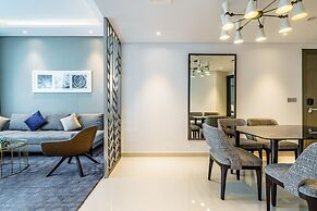 Stunning 2BR with Balcony-Canal View