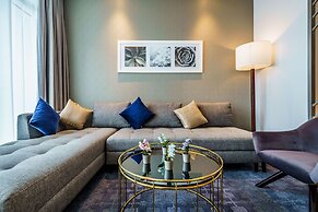 Stunning 2BR with Balcony-Canal View