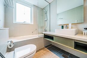 Stunning 2BR with Balcony-Canal View