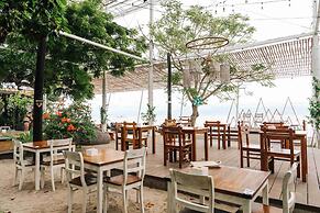 Mambo Beach Resort