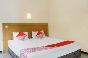 OYO 91878 Cherry Red Hotel