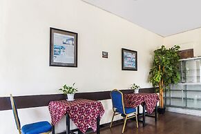 OYO 91878 Cherry Red Hotel