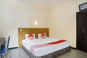 OYO 91878 Cherry Red Hotel