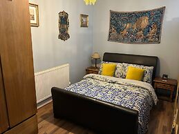 Beautiful Town Centre Apartment With River Terrace