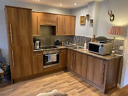 Beautiful Town Centre Apartment With River Terrace