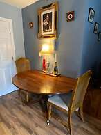 Beautiful Town Centre Apartment With River Terrace