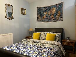 Beautiful Town Centre Apartment With River Terrace
