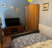 Beautiful Town Centre Apartment With River Terrace