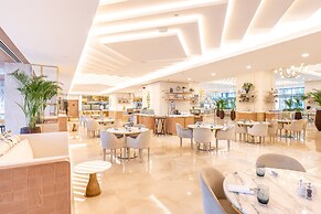 Ultra Luxury Palm Tower with Shared Hotel Facilities