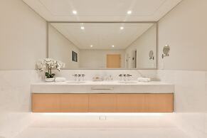 Ultra Luxury Palm Tower with Shared Hotel Facilities