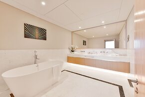 Ultra Luxury Palm Tower with Shared Hotel Facilities