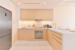 Ultra Luxury Palm Tower with Shared Hotel Facilities