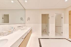 Ultra Luxury Palm Tower with Shared Hotel Facilities