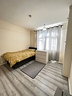 Budget 5-bed Apartment in Barking