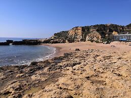 Central Albufeira 2-B Apt, Sleeps 6, Pool, Parking