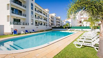 Central Albufeira 2-B Apt, Sleeps 6, Pool, Parking