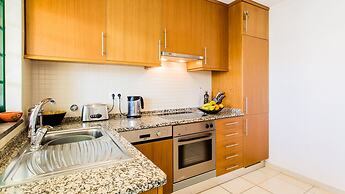 Central Albufeira 2-B Apt, Sleeps 6, Pool, Parking