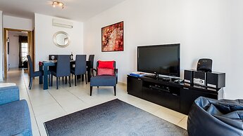 Central Albufeira 2-B Apt, Sleeps 6, Pool, Parking