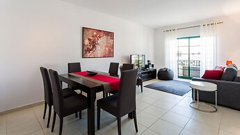 Central Albufeira 2-B Apt, Sleeps 6, Pool, Parking