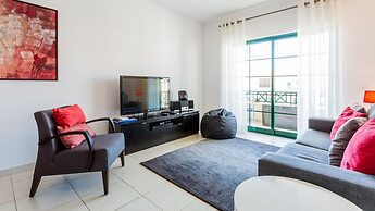 Central Albufeira 2-B Apt, Sleeps 6, Pool, Parking