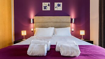 Central Albufeira 2-B Apt, Sleeps 6, Pool, Parking