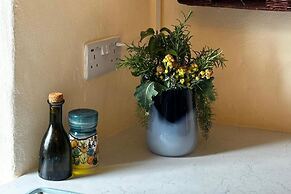 Little Linney - Sleeps 2 - Garden - Parking - Wifi