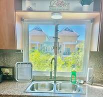 2 Minutes Walk to Beach Huge 3 bdrm Condo with Pool