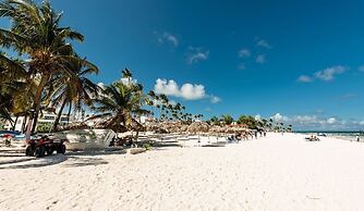 2 Minutes Walk to Beach Huge 3 bdrm Condo with Pool