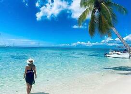 2 Minutes Walk to Beach Huge 3 bdrm Condo with Pool