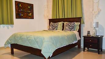 2 Minutes Walk to Beach Huge 3 bdrm Condo with Pool