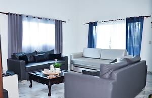2 Minutes Walk to Beach Huge 3 bdrm Condo with Pool