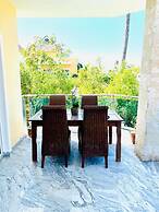 2 Minutes Walk to Beach Huge 3 bdrm Condo with Pool