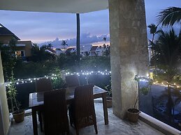 2 Minutes Walk to Beach Huge 3 bdrm Condo with Pool