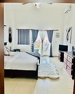 2 Minutes Walk to Beach Huge 3 bdrm Condo with Pool