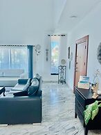 2 Minutes Walk to Beach Huge 3 bdrm Condo with Pool