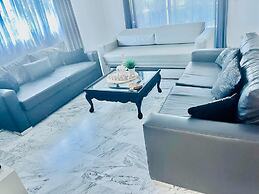 2 Minutes Walk to Beach Huge 3 bdrm Condo with Pool